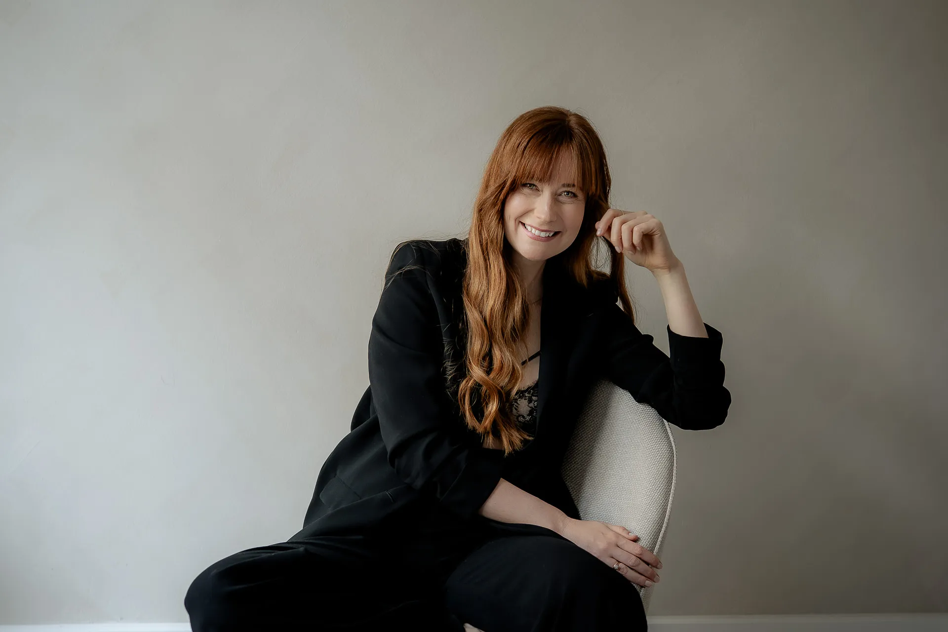 Lena Dugnus photographer smiling at maternity photoshoot in Munich