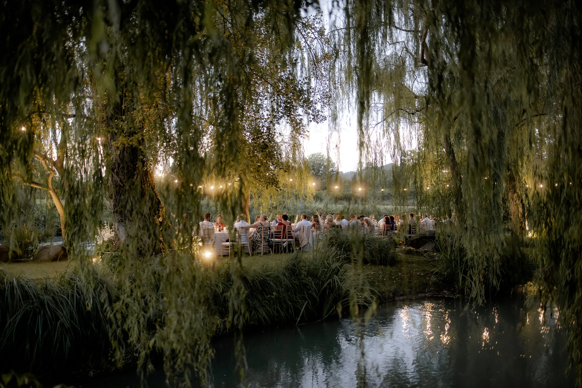 Romantisches Hochzeitsdinner am Wasser unter Weidenbäumen bei La Finestra sul Fiume in Italien