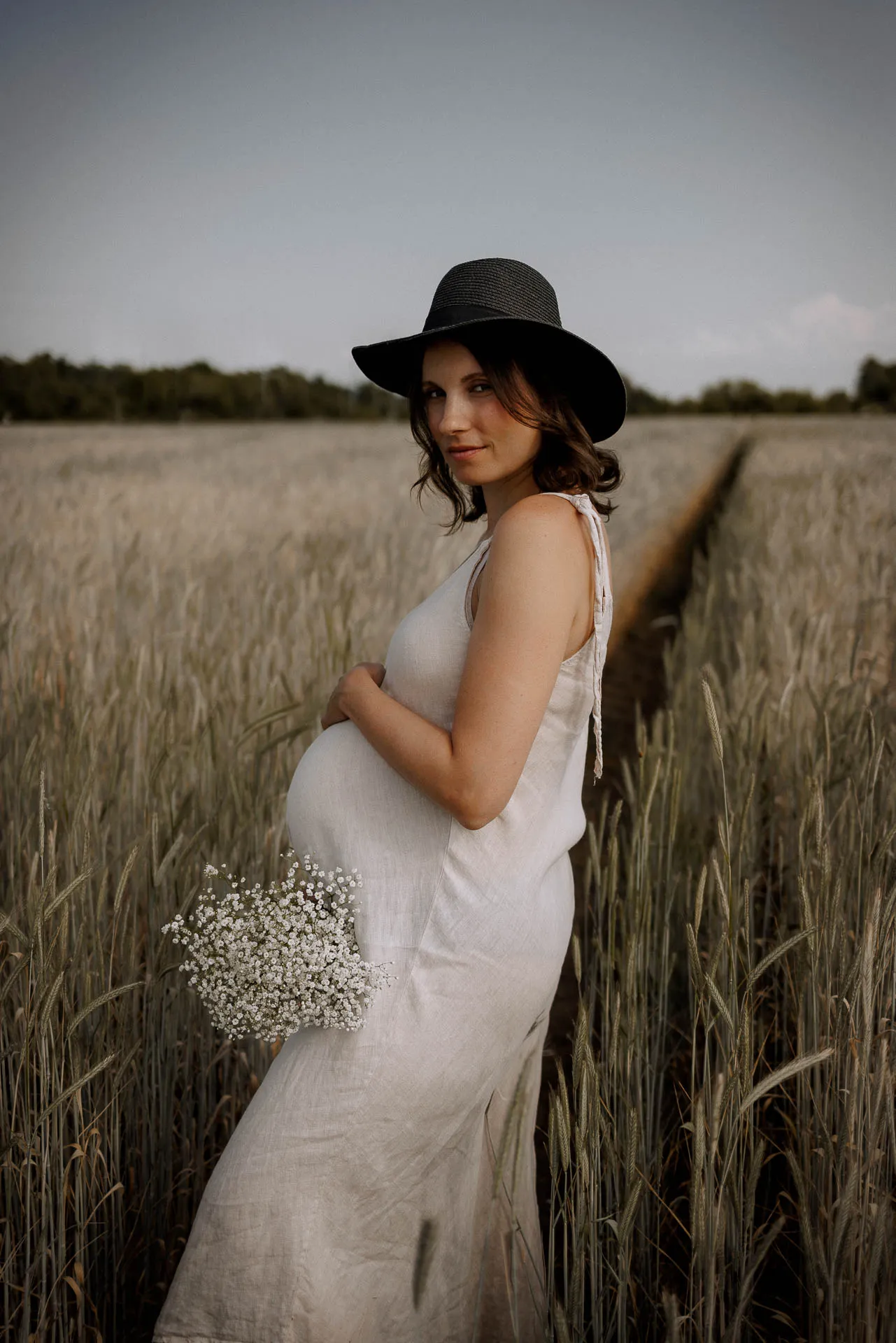 Josefine creative edgy maternity session in Munich