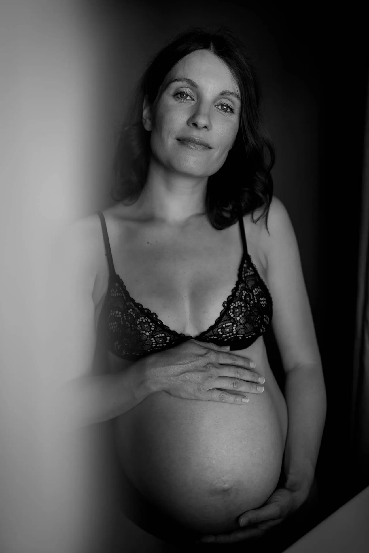 Kreatives Babybauch-Shooting mit edgy Stil München Lena Dugnus