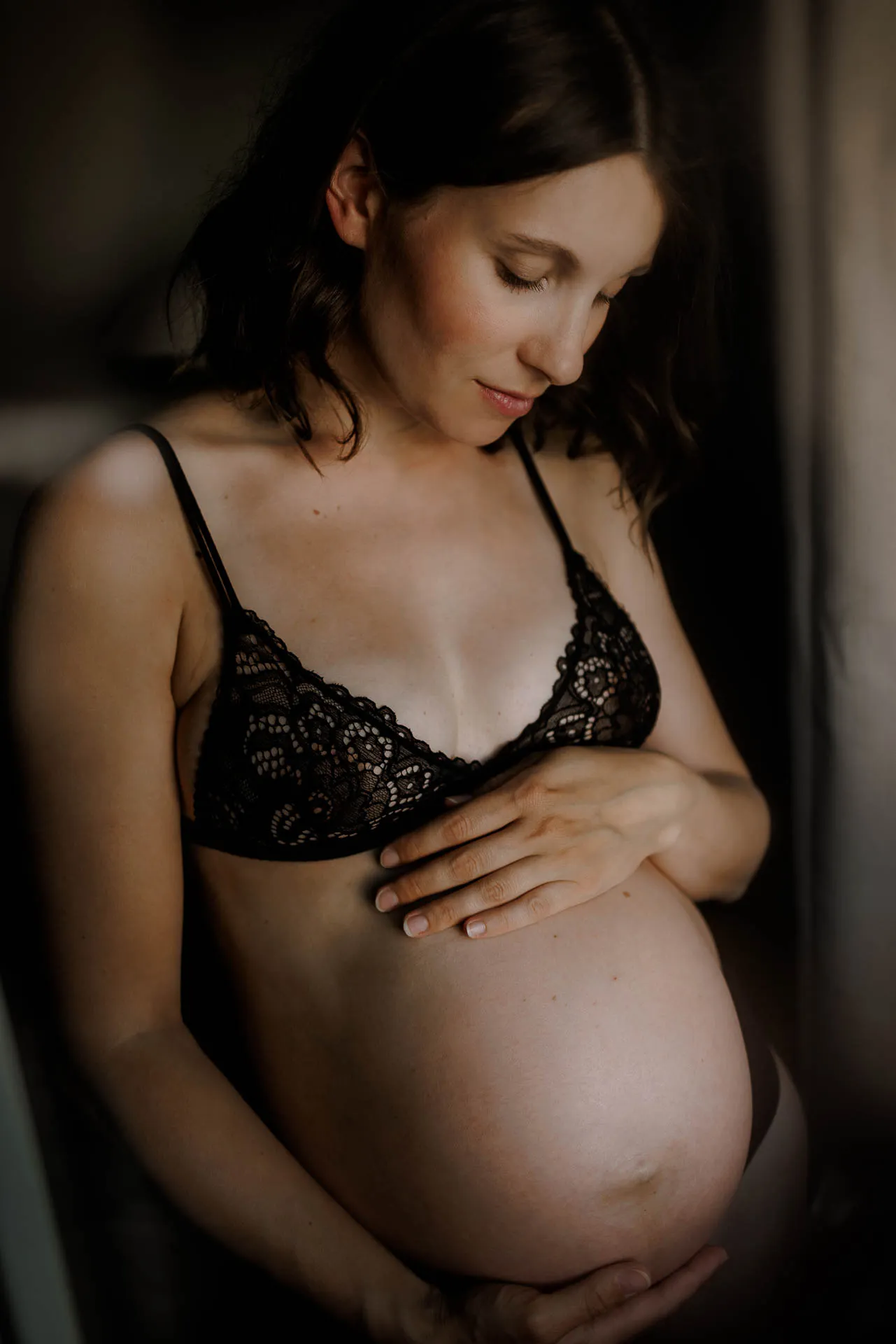 Authentisches Babybauch-Porträt in schwarz-weiß München Lena Dugnus