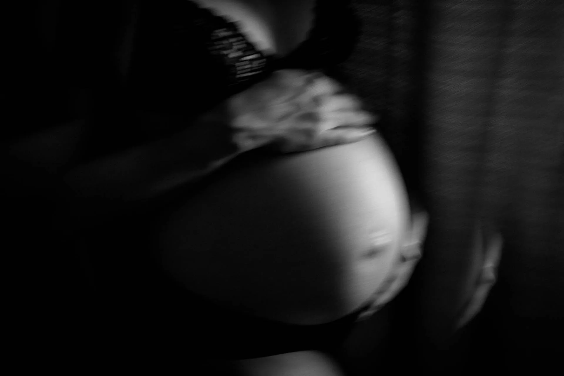 Babybauch-Homestory mit natürlichem Licht München Lena Dugnus