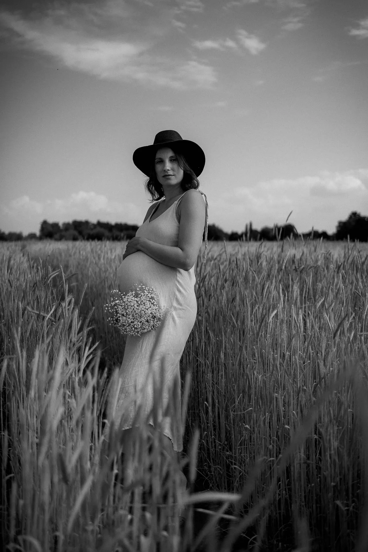Intimes Babybauchfoto in natürlicher Pose München von Lena Dugnus