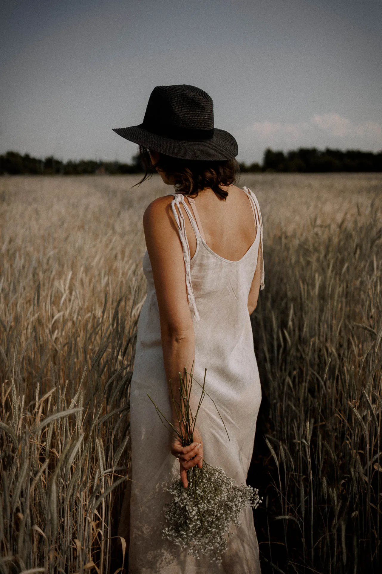Modernes Babybauch-Shooting in natürlicher Umgebung München