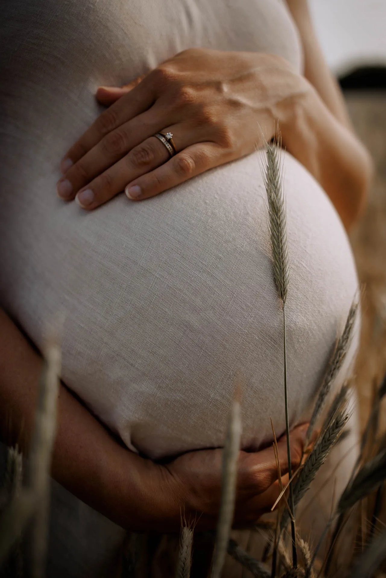 Natürliches Babybauchfoto in der Natur München von Lena Dugnus