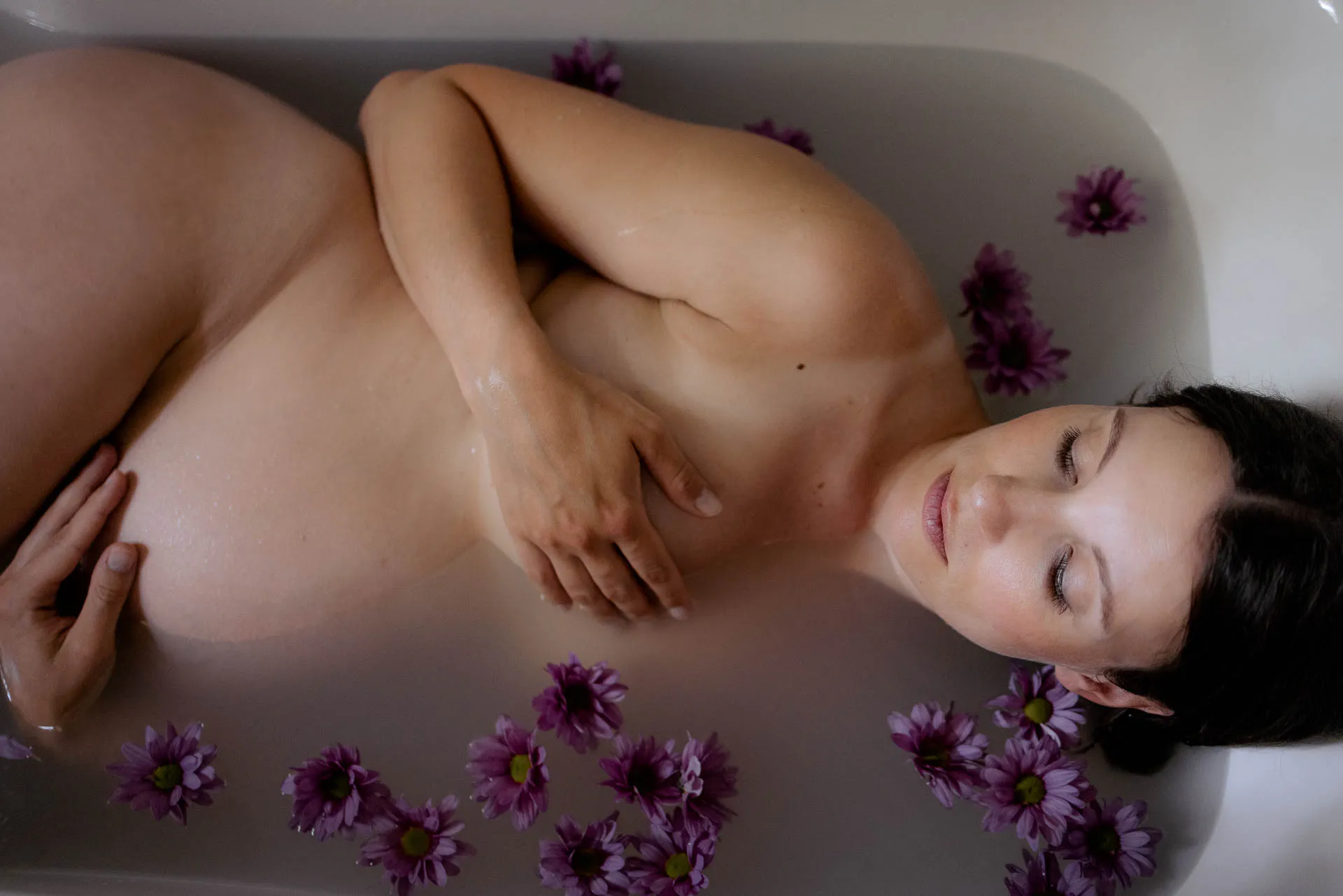 Modernes Schwangerschaftsporträt in der Natur München Lena Dugnus