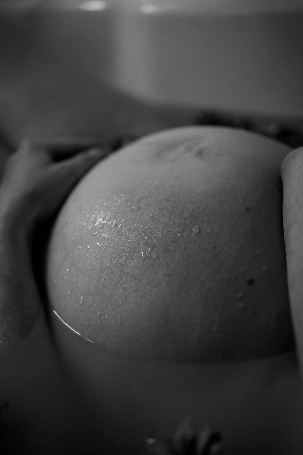 Sinnliches Babybauch-Shooting mit natürlichem Ausdruck München