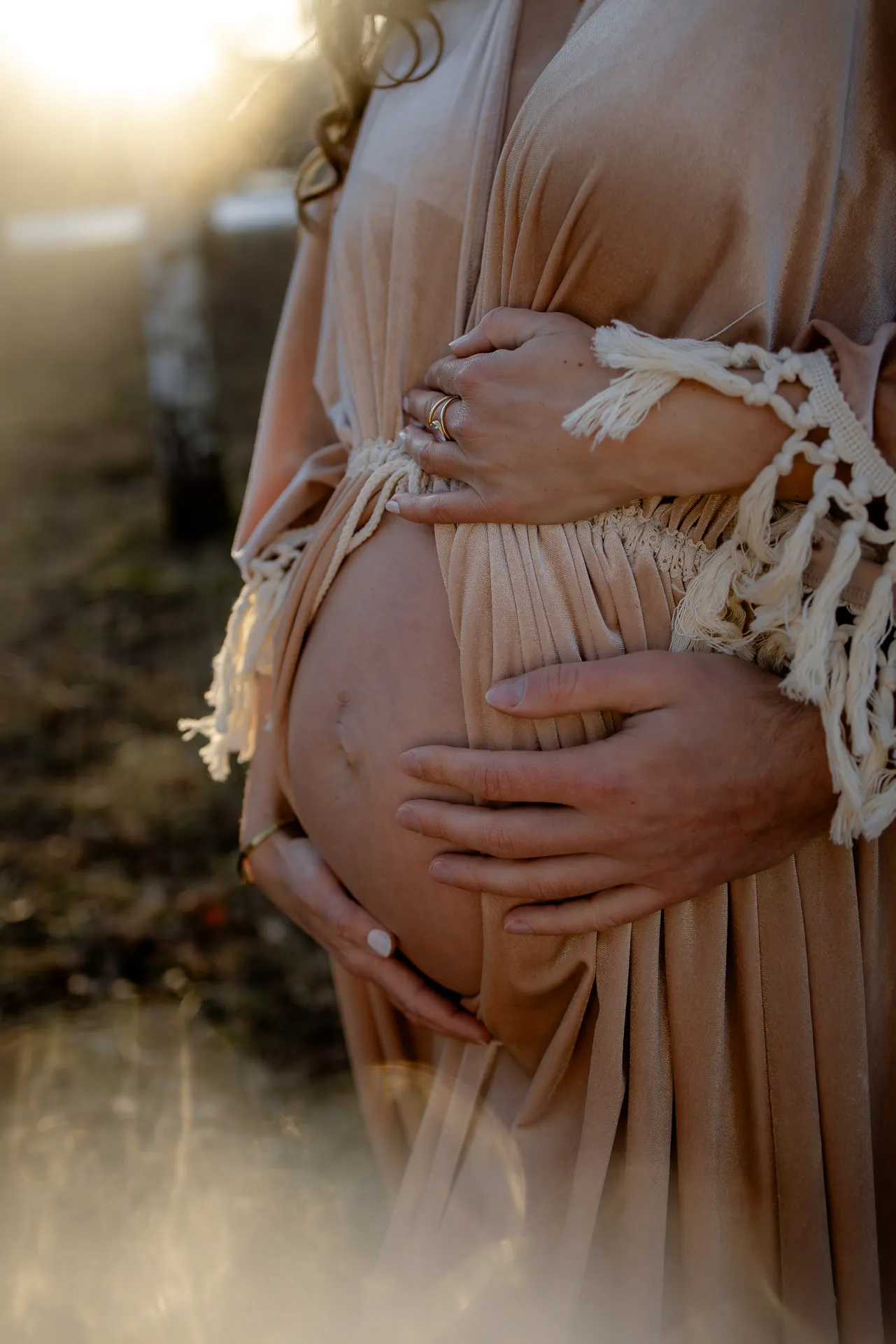 Babybauch-Shooting mit Schnee am See München von Lena Dugnus