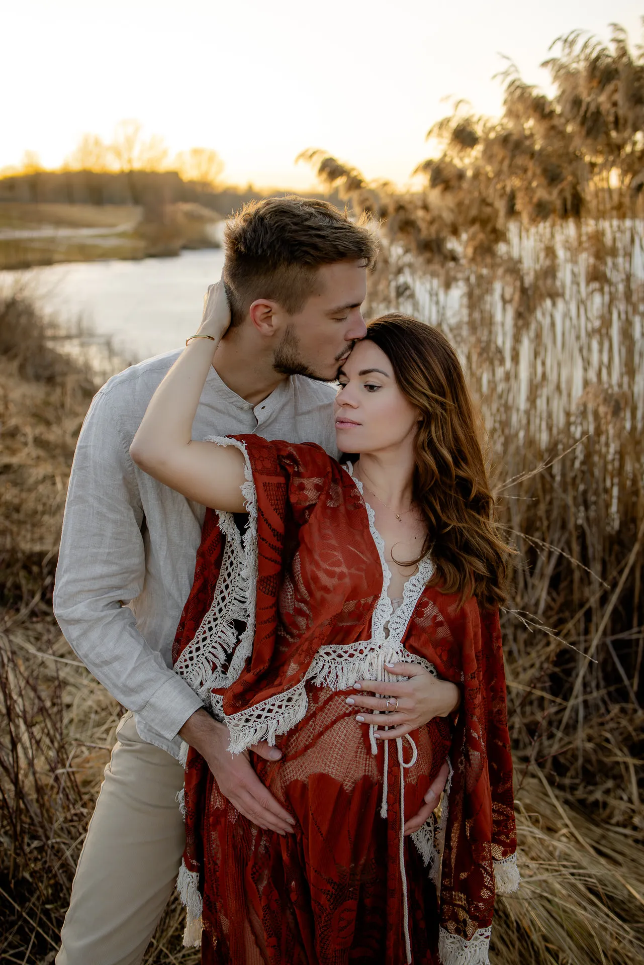 Winterliche Schwangerschaftsbilder am Seeufer München Lena Dugnus