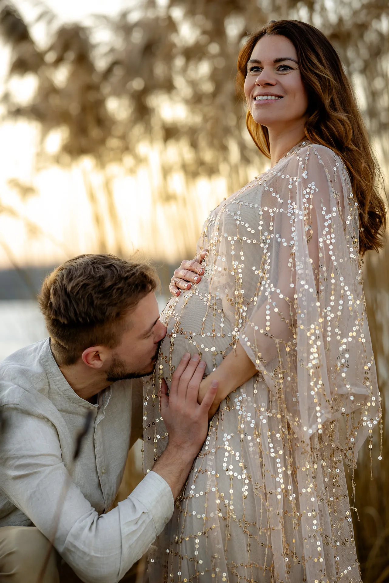 Babybauch-Shooting trotz Kälte am See München