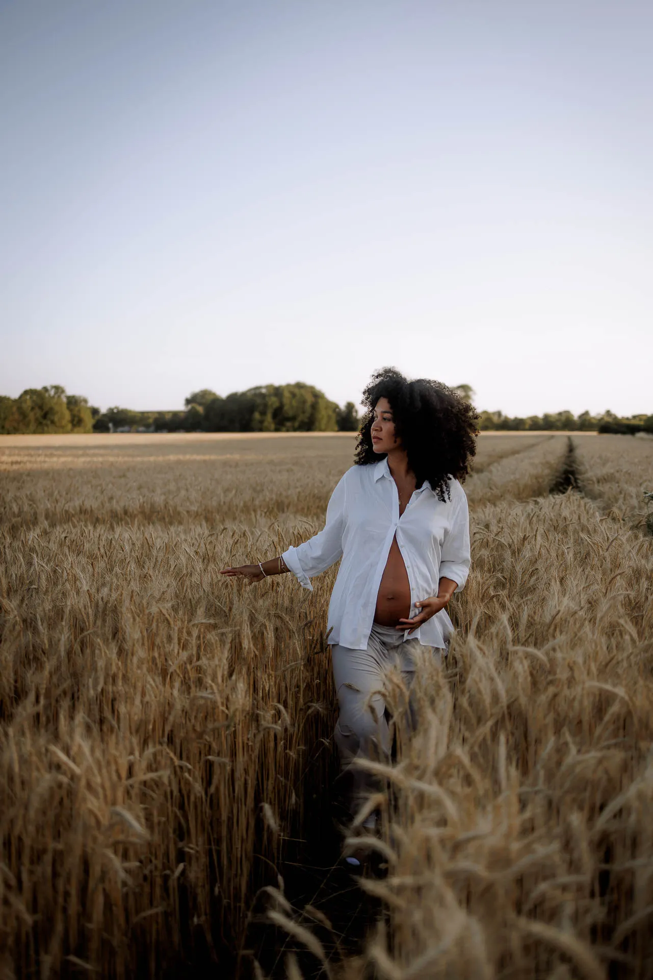 Modern pregnancy photo in lake Munich by Lena Dugnus Photography