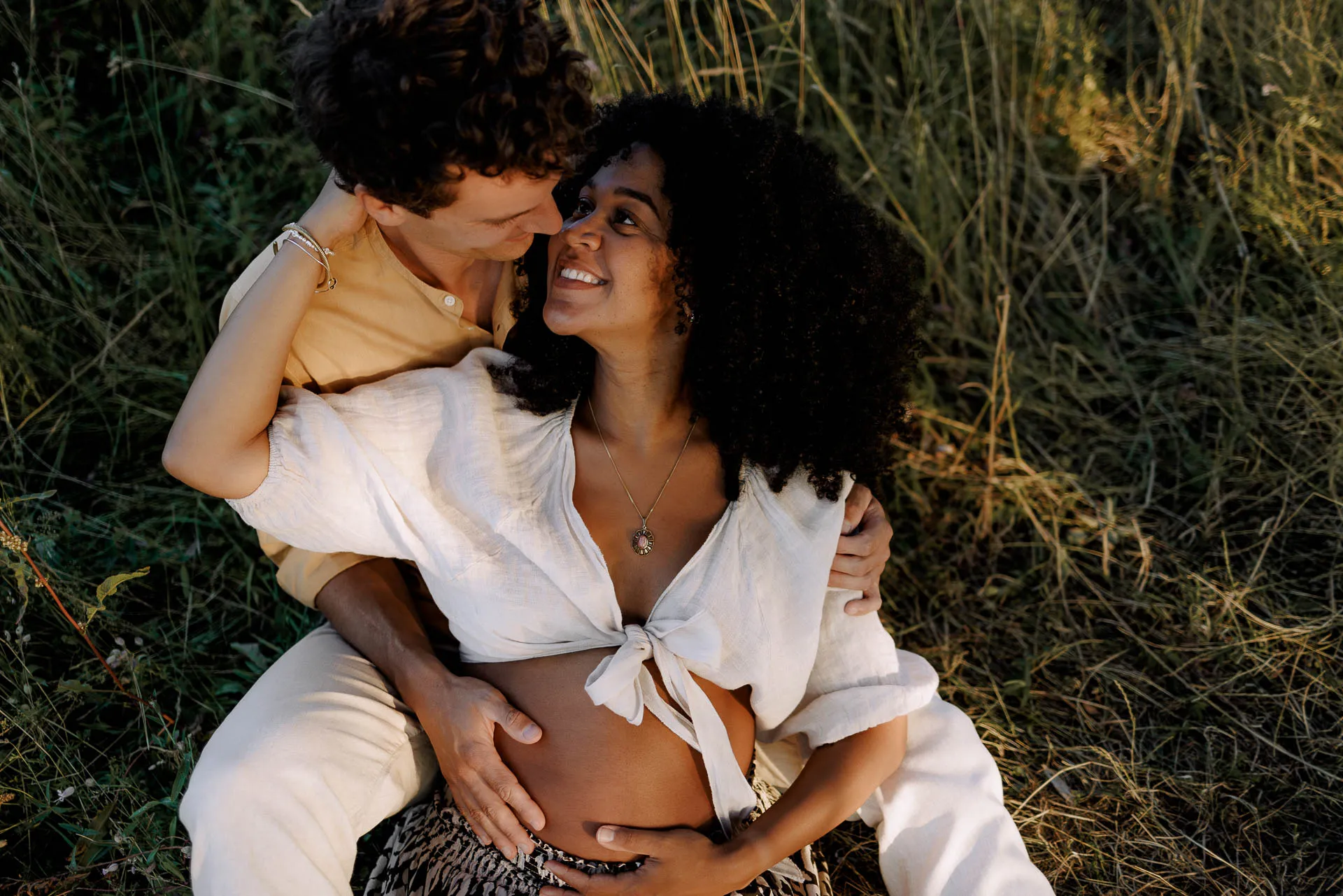 Outdoor maternity photo in water Munich by Lena Dugnus
