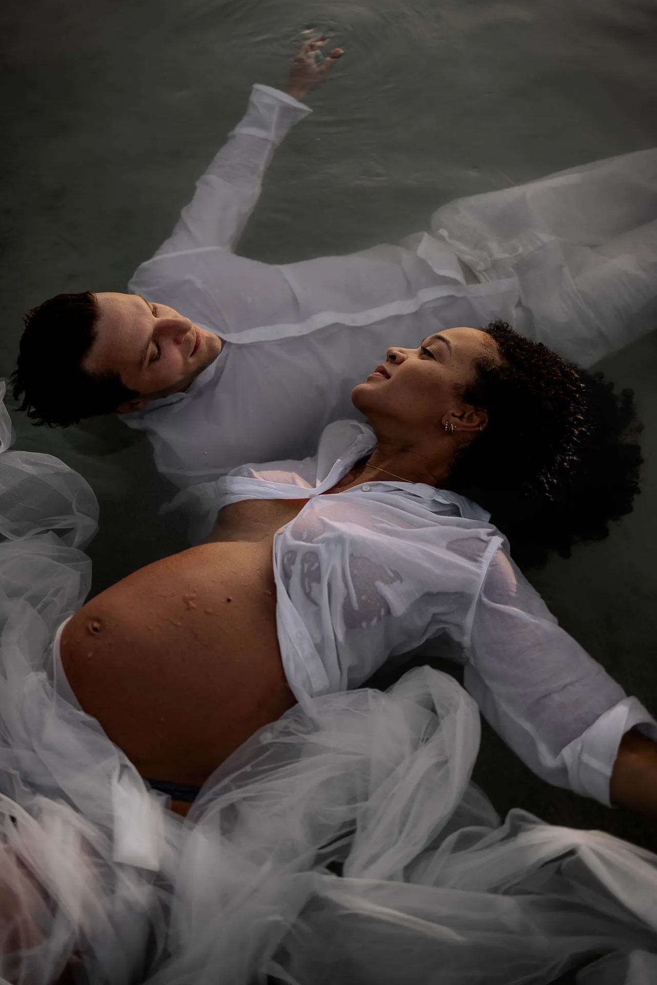 Authentic maternity shoot in water Munich by Lena Dugnus