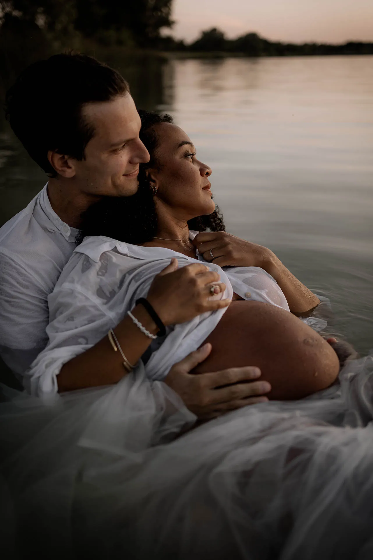 Maternity water shoot at sunset Munich by Lena Dugnus