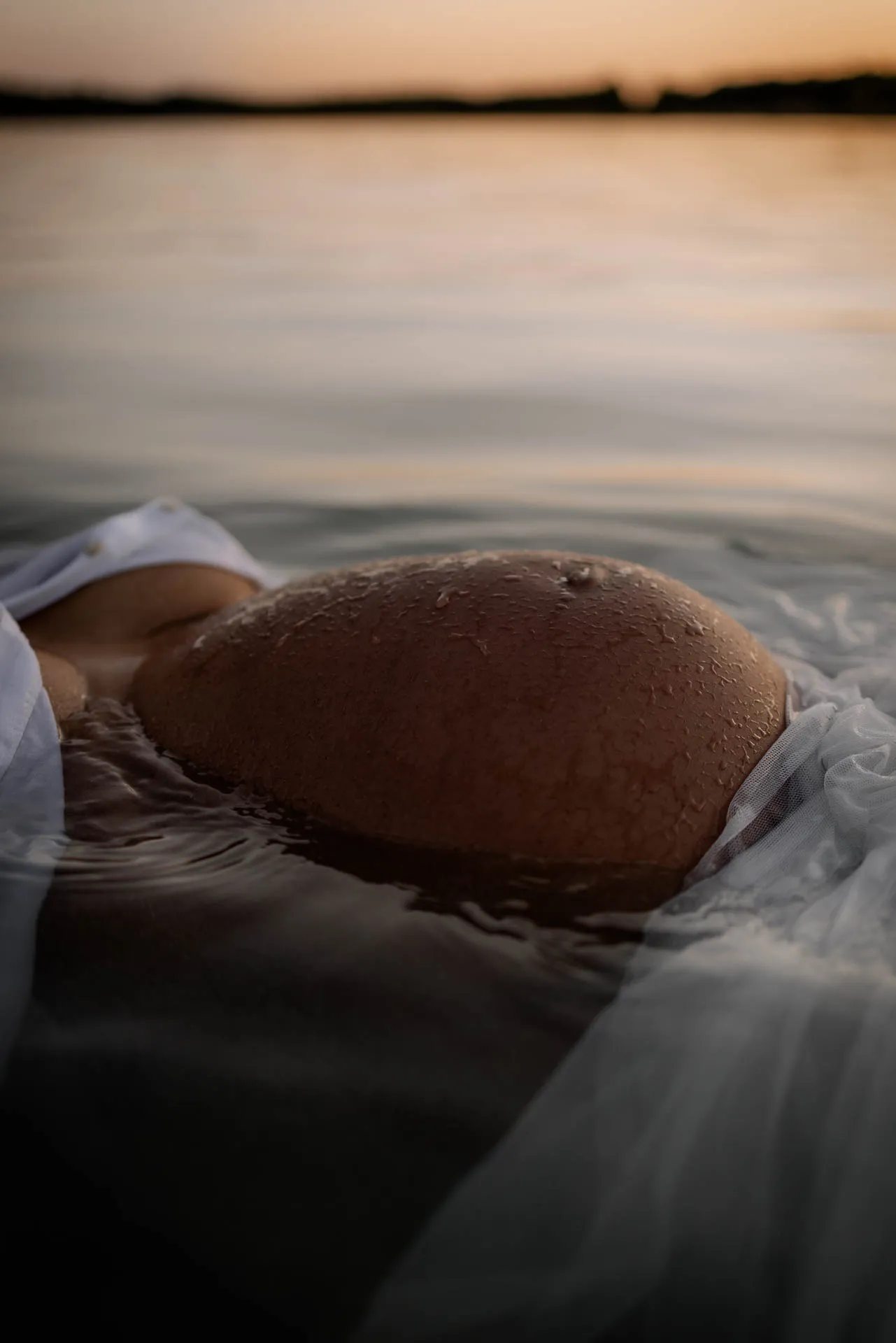 Romantic maternity photo with water reflection Munich