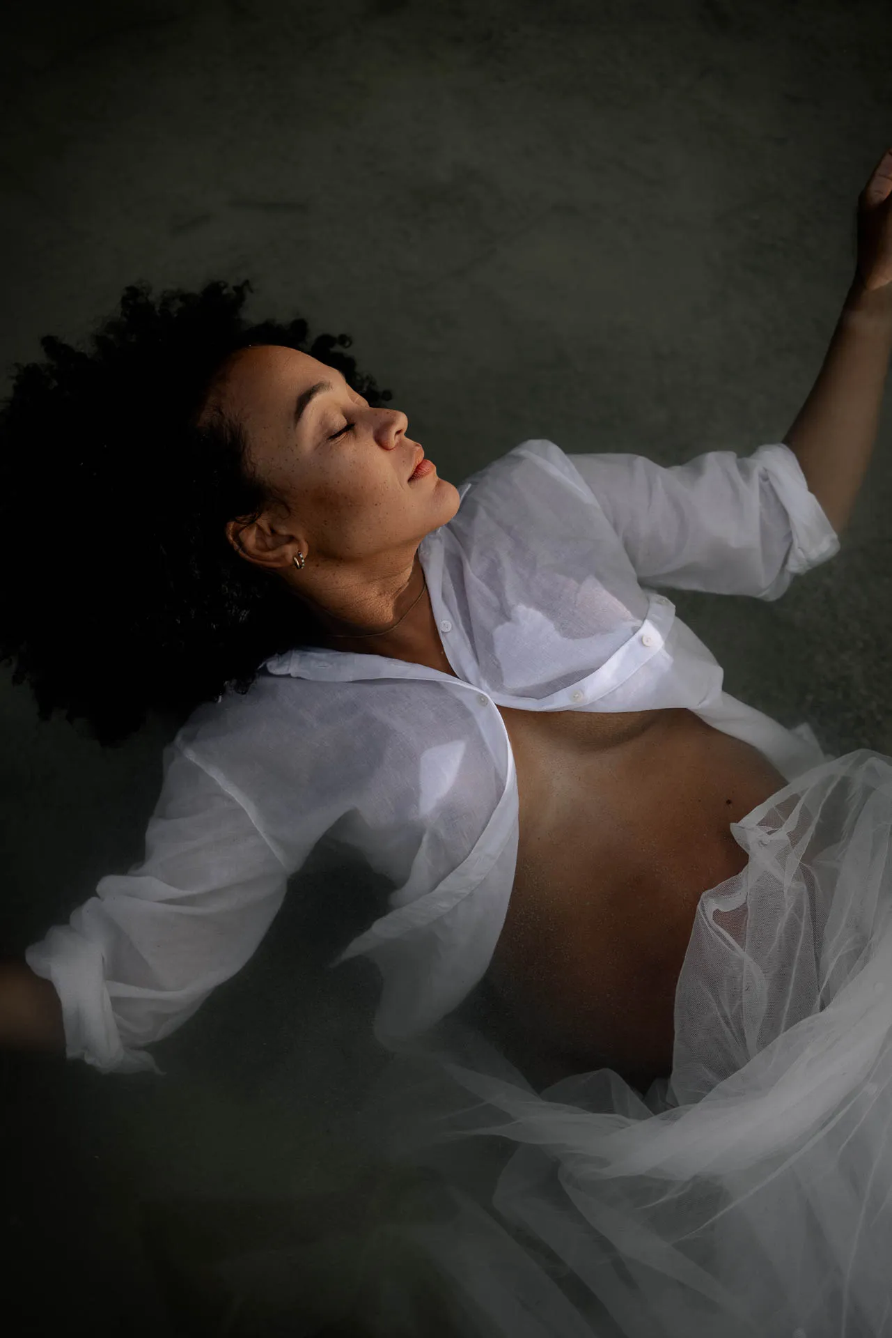 Outdoor pregnancy session in lake Munich by Lena Dugnus