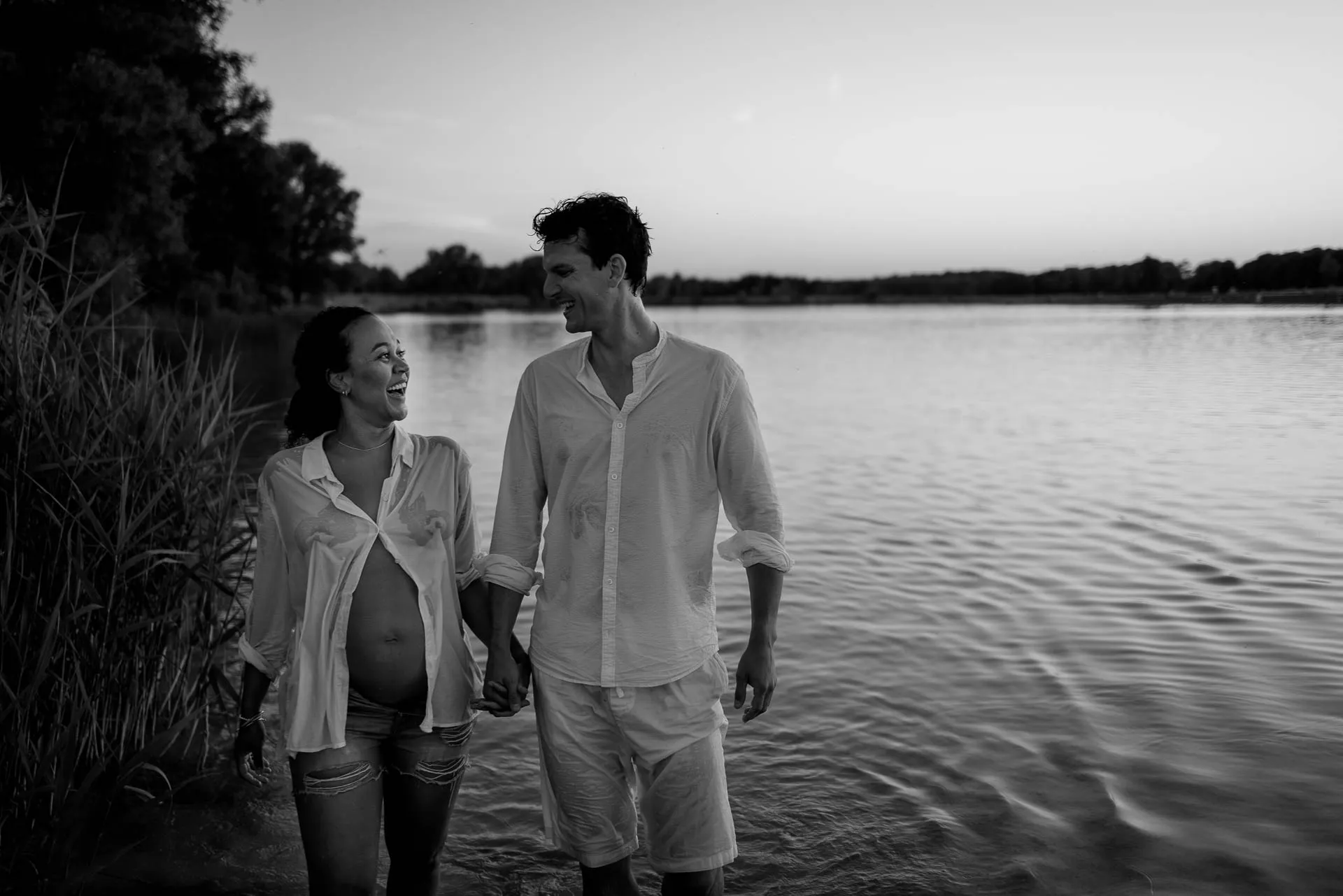 Sensual water pregnancy photography at sunset Munich