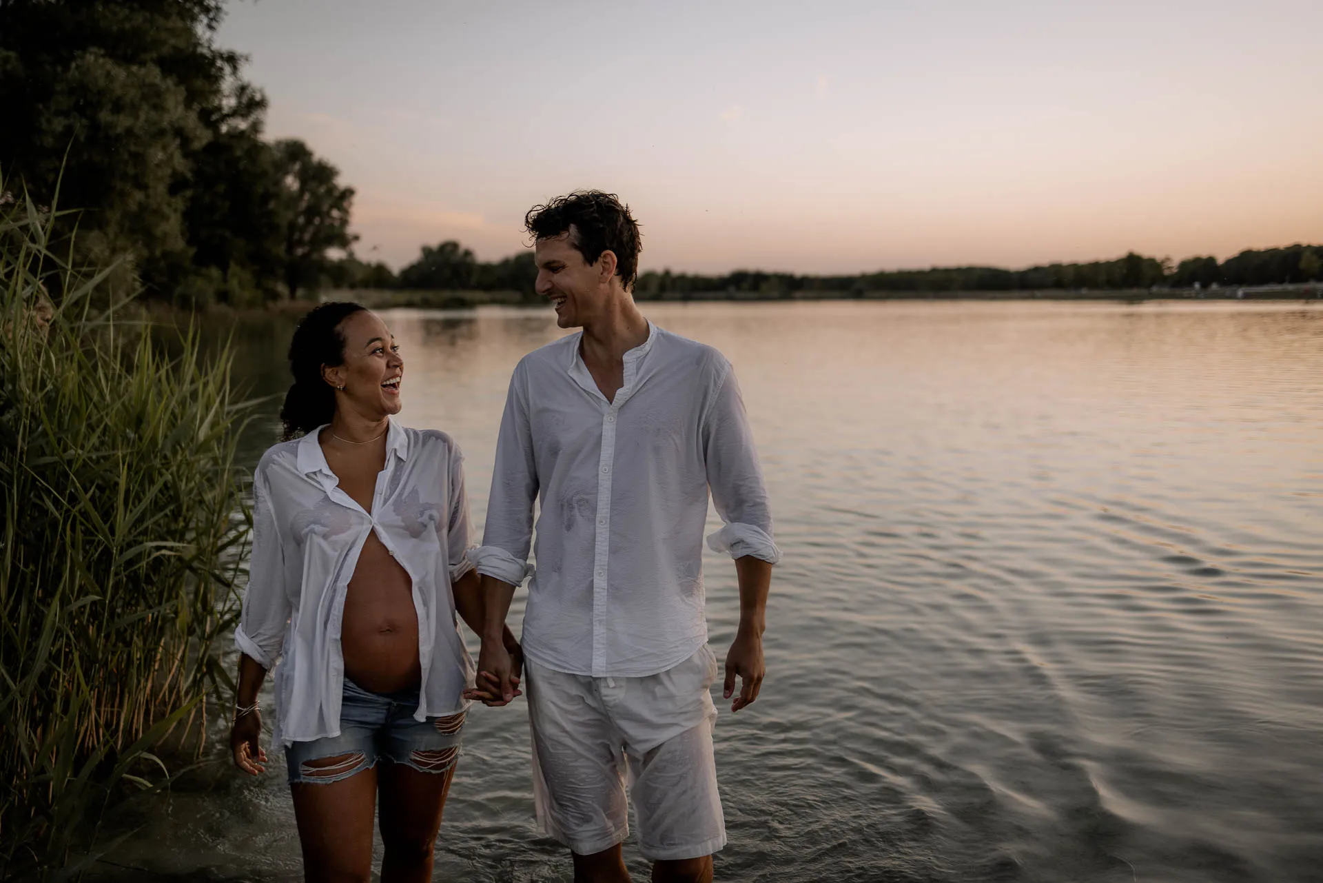 Modern maternity shoot in water Munich by Lena Dugnus