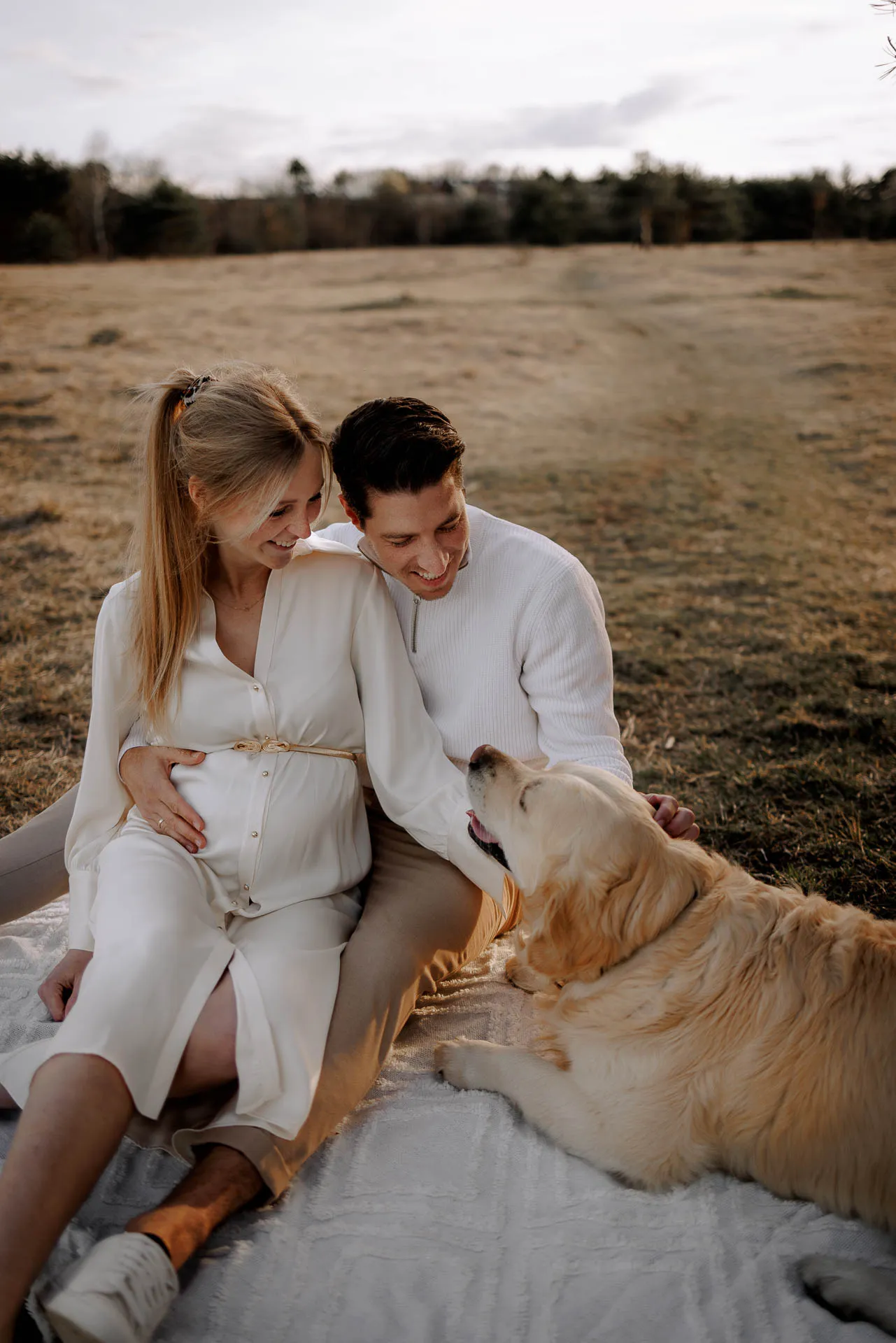 Babybauchfoto bei Sonnenuntergang mit Hund München Lena Dugnus