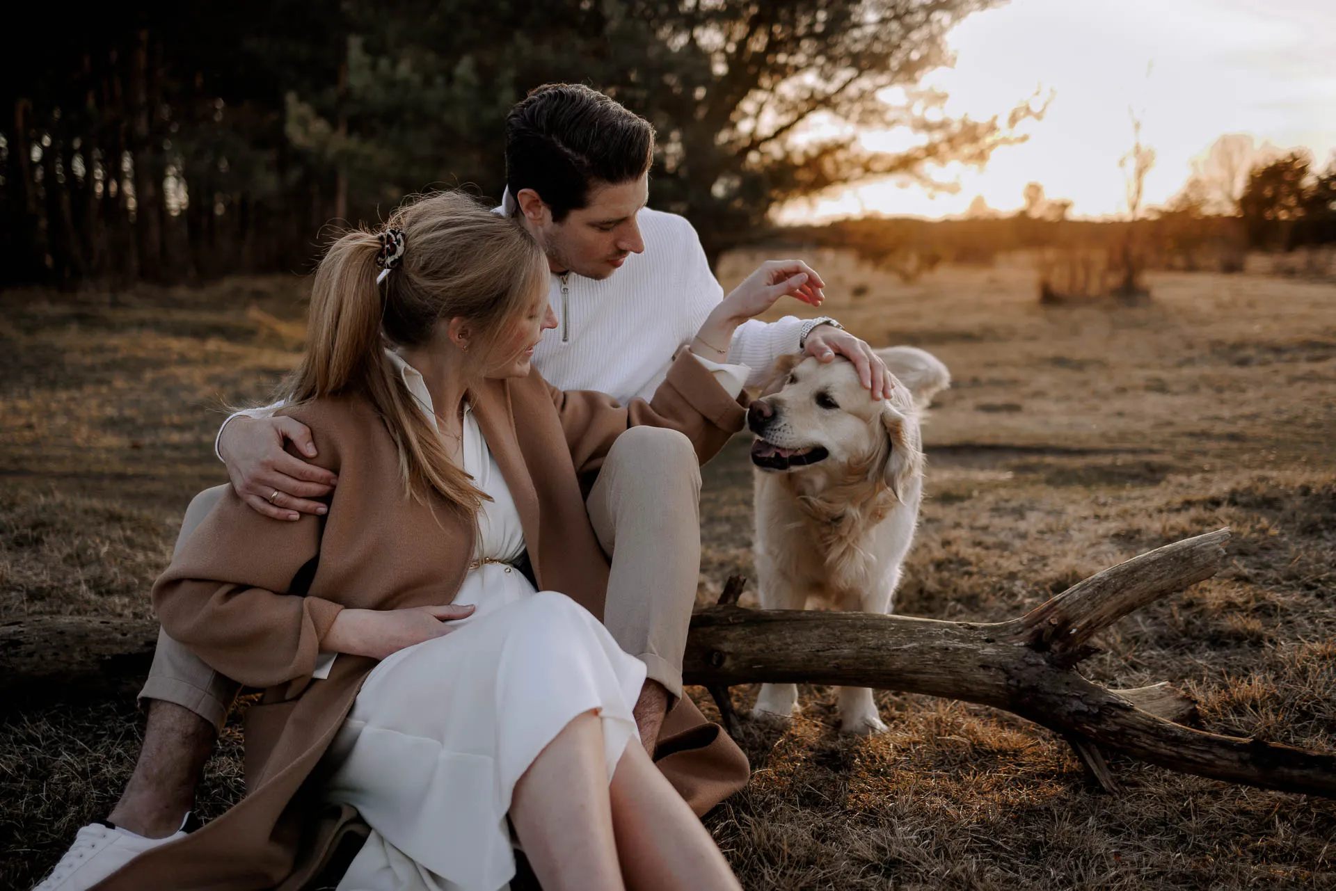Entspanntes Babybauchshooting mit Familie und Hund München