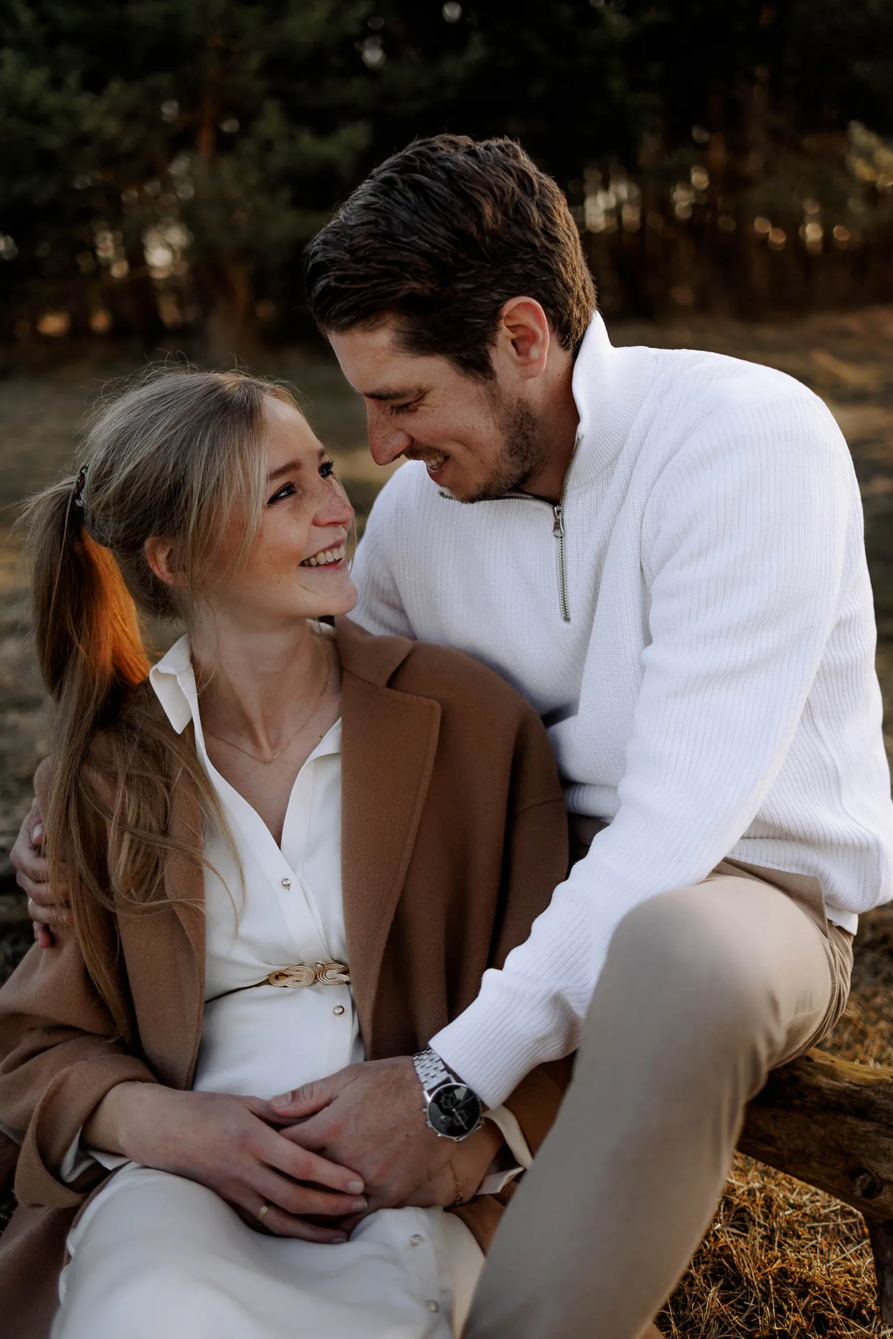 Outdoor-Schwangerschaftsfoto bei goldenem Licht Fröttmaninger Heide