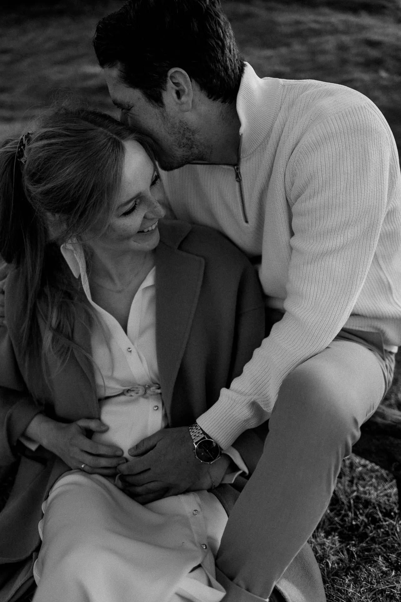 Authentisches Schwangerschaftsshooting in unberührter Natur München