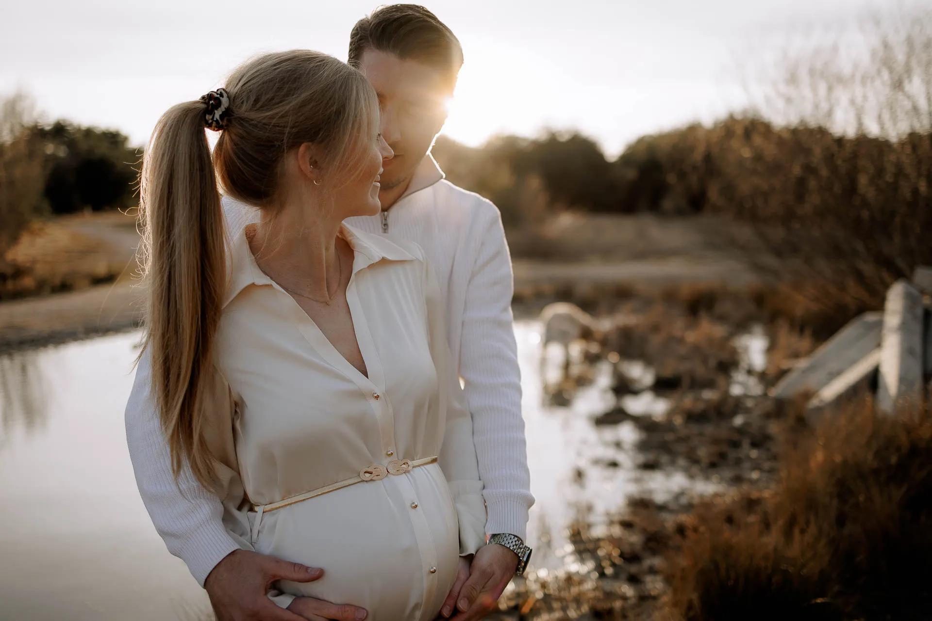 Paar-Babybauchfoto im Abendlicht München von Lena Dugnus