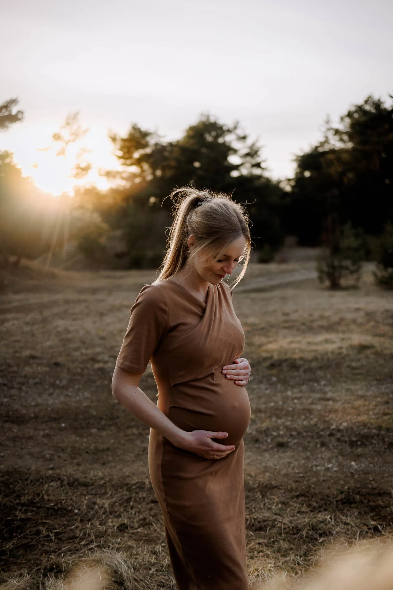 Babybauchshooting mit Hund bei Sonnenuntergang München