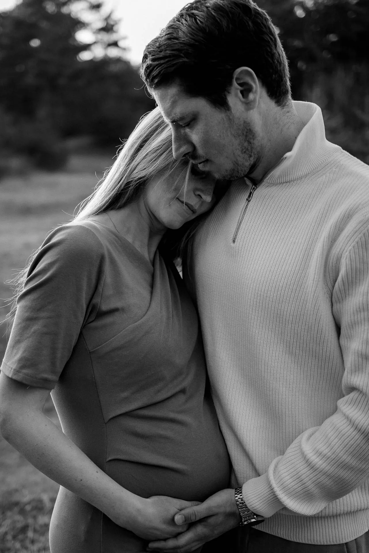 Entspannte Schwangerschaftsporträts im goldenen Licht München