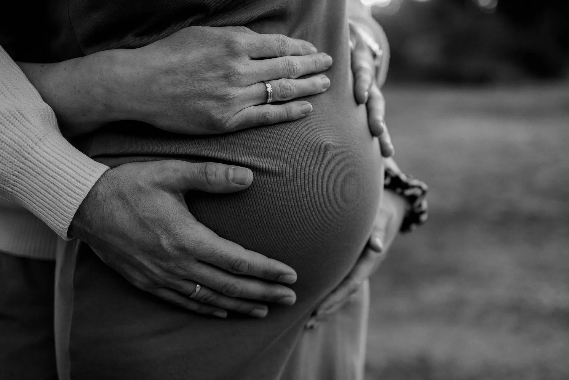 Natürliches Babybauchshooting mit perfektem Licht München