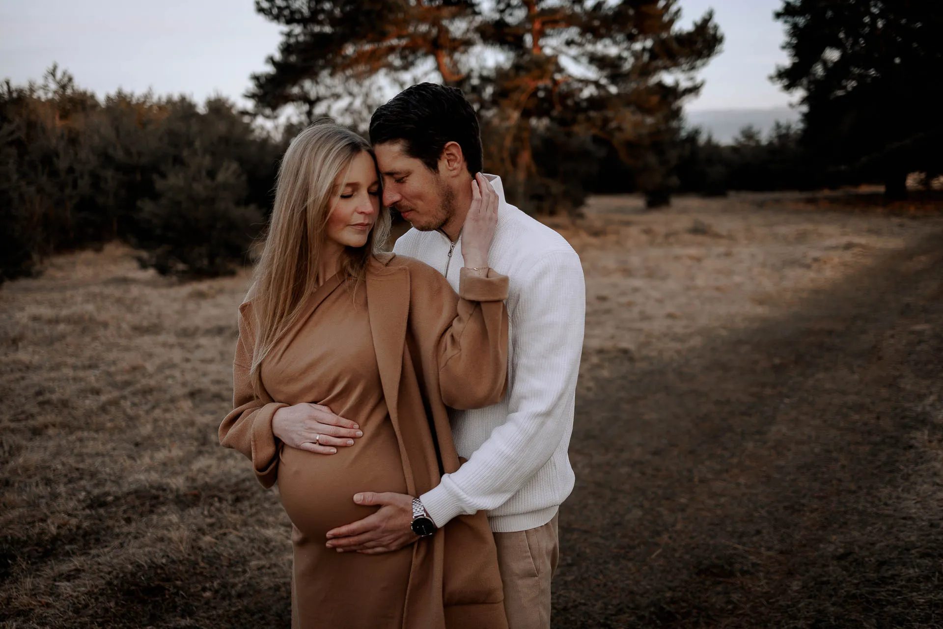 Romantisches Schwangerschaftsfoto bei Sonnenuntergang München