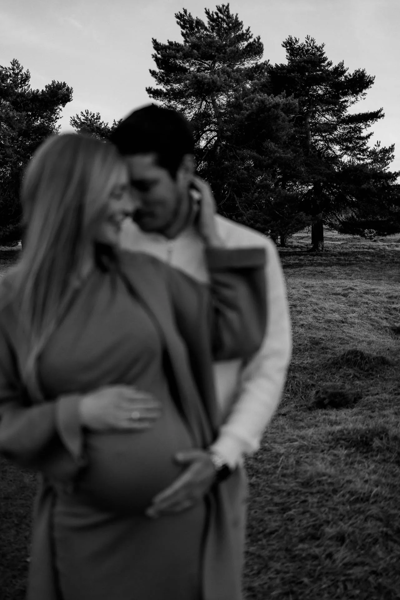 Natürliche Babybauchporträts im goldenen Licht