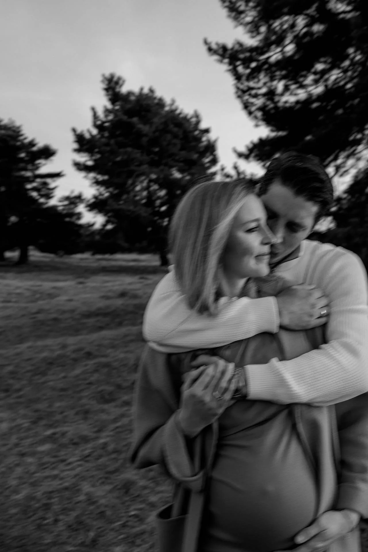 Authentisches Paar-Babybauchfoto im Abendlicht