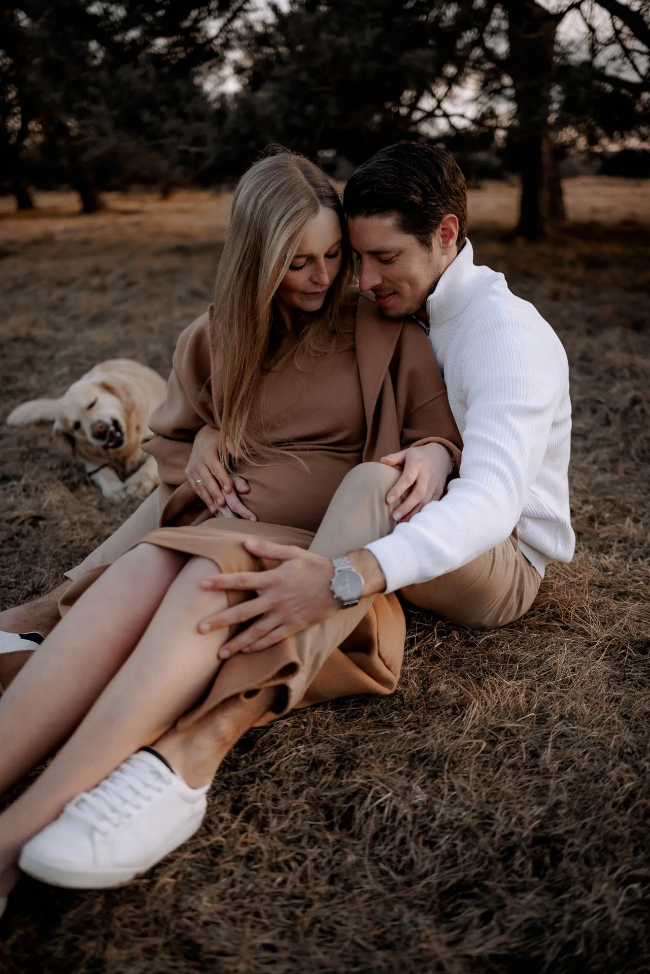 Babybauchshooting wie beim Spaziergang München Lena Dugnus