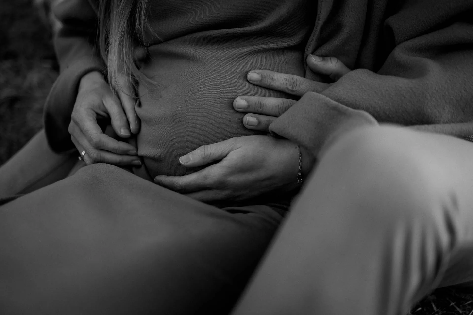 Entspannte Schwangerschaftsfotografie bei Sonnenuntergang