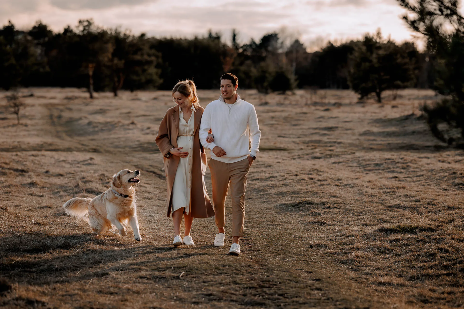 Outdoor-Babybauchporträt mit goldenem Licht München