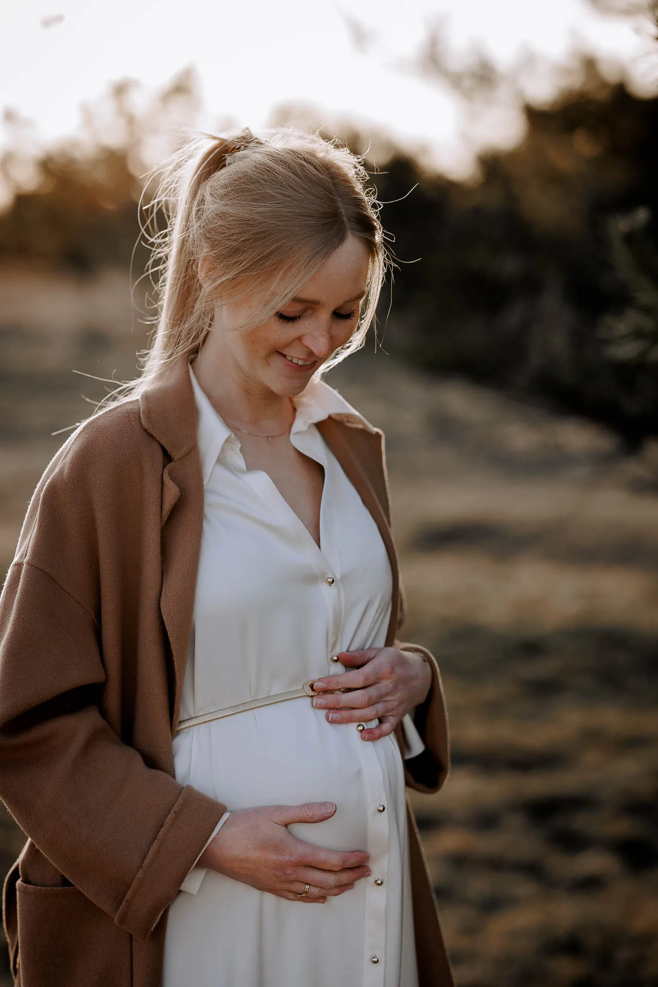 Natürliches Familien-Schwangerschaftsshooting mit Hund München