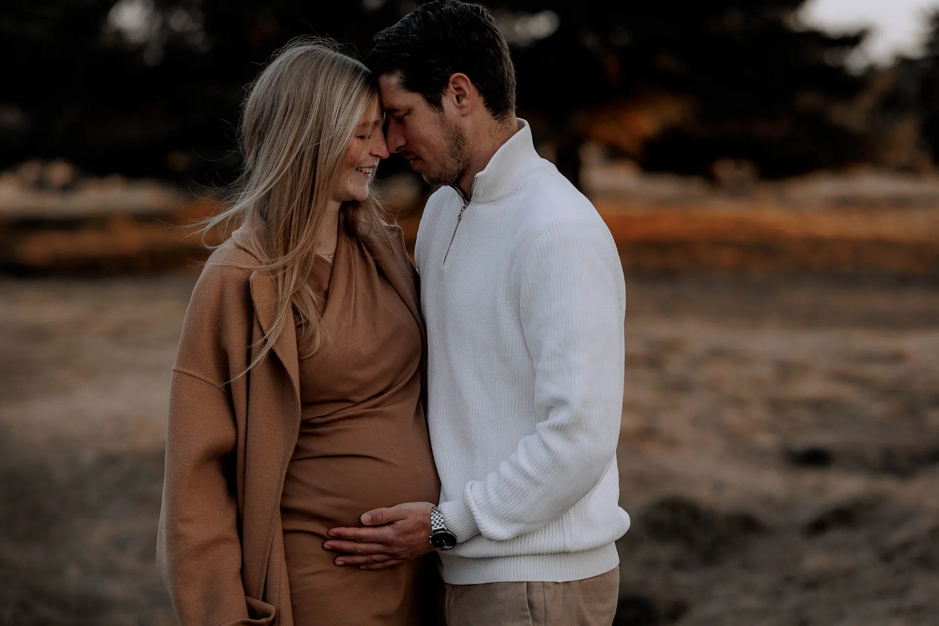 Babybauch-Porträt im zauberhaften Abendlicht München