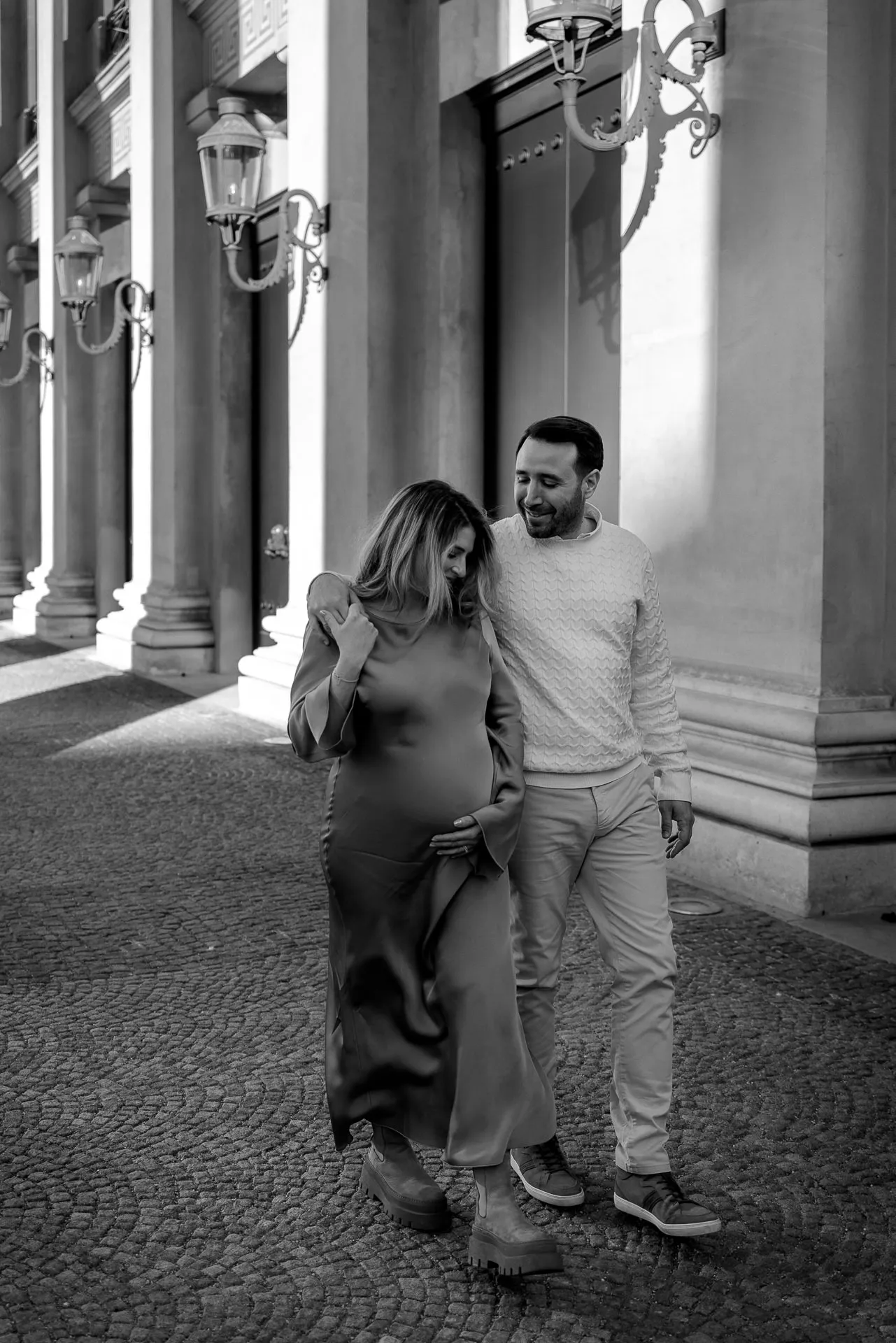 Urbanes Schwangerschaftsporträt München Stadtkulisse Lena Dugnus Photography