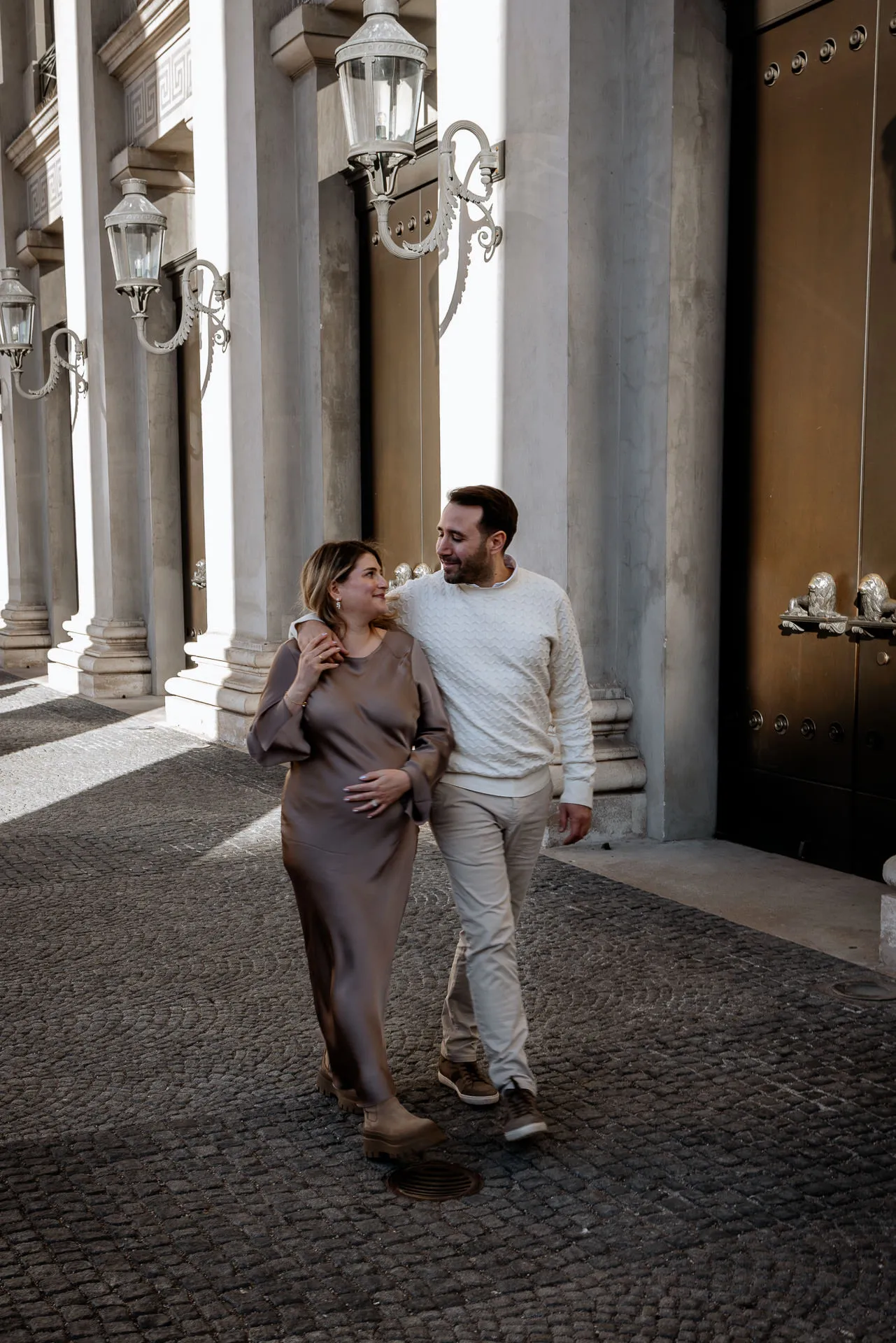 Modernes Babybauchfoto vor herrschaftlichem Gebäude München