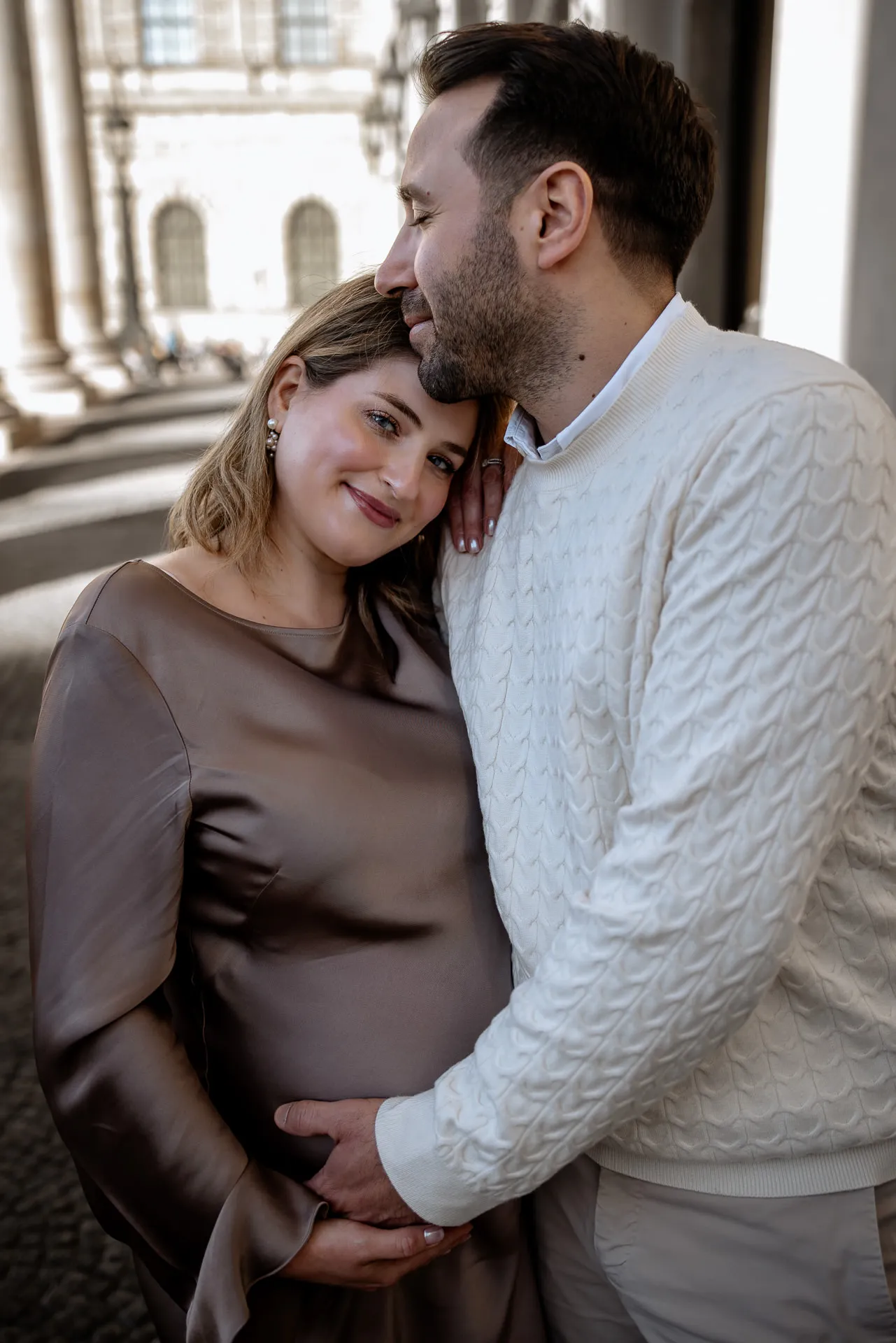 Schwarz-weiß Schwangerschaftsfoto mit urbanem Vibe München