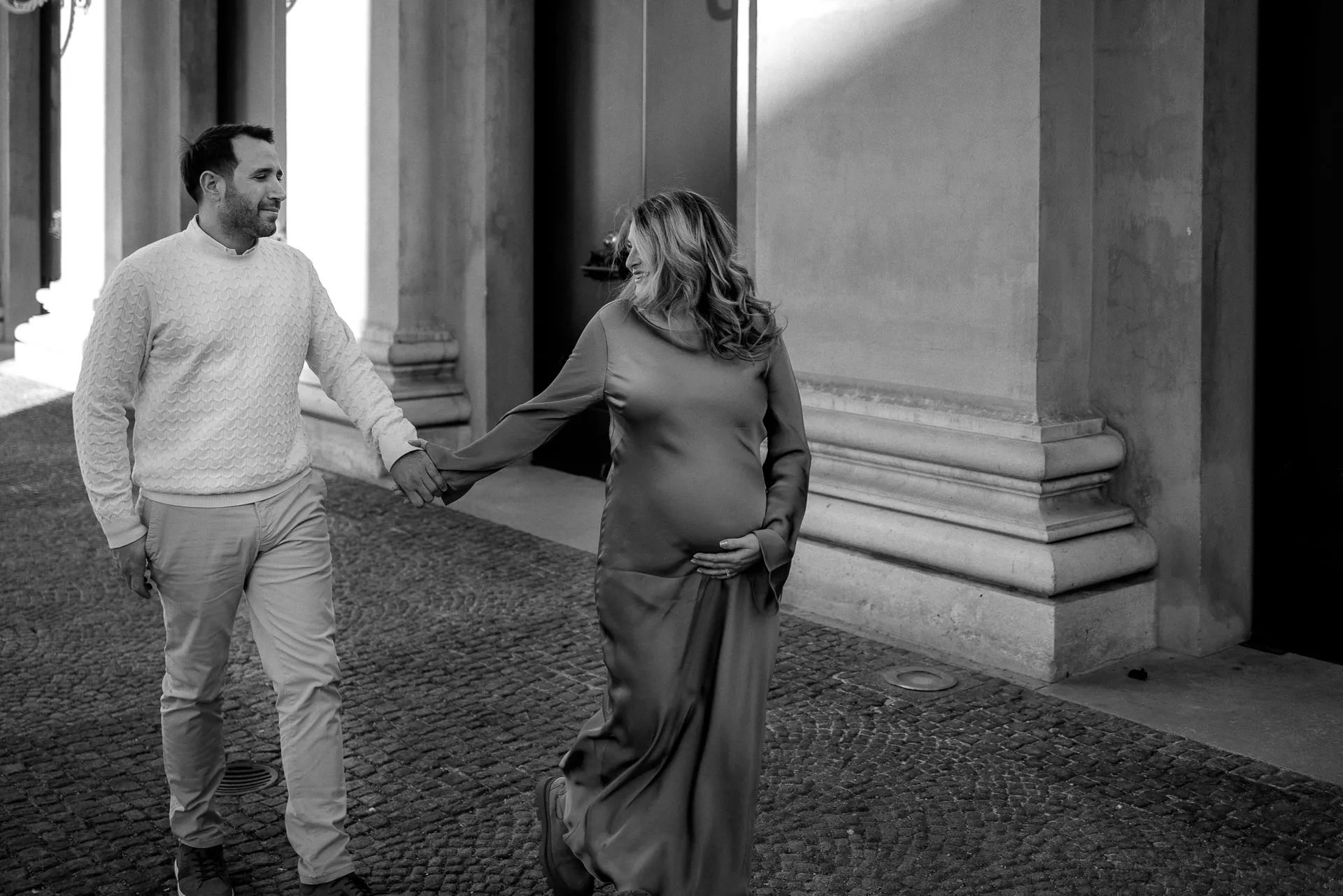 Editorial Schwangerschaftsporträt mit Architektur München