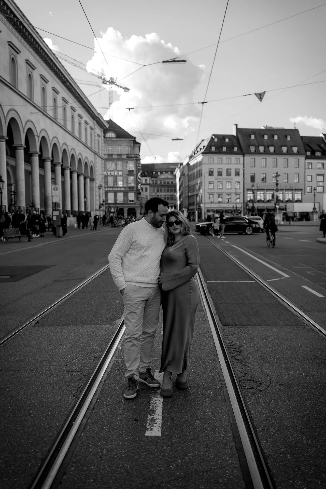 Schwarz-weiß Editorial-Schwangerschaftsfoto München von Lena Dugnus