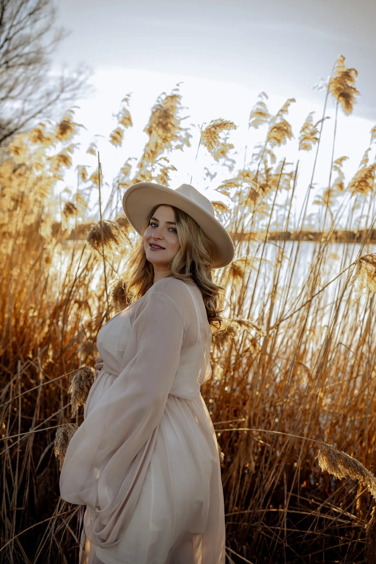 Outdoor-Schwangerschaftsporträt am Wasser München Abendlicht
