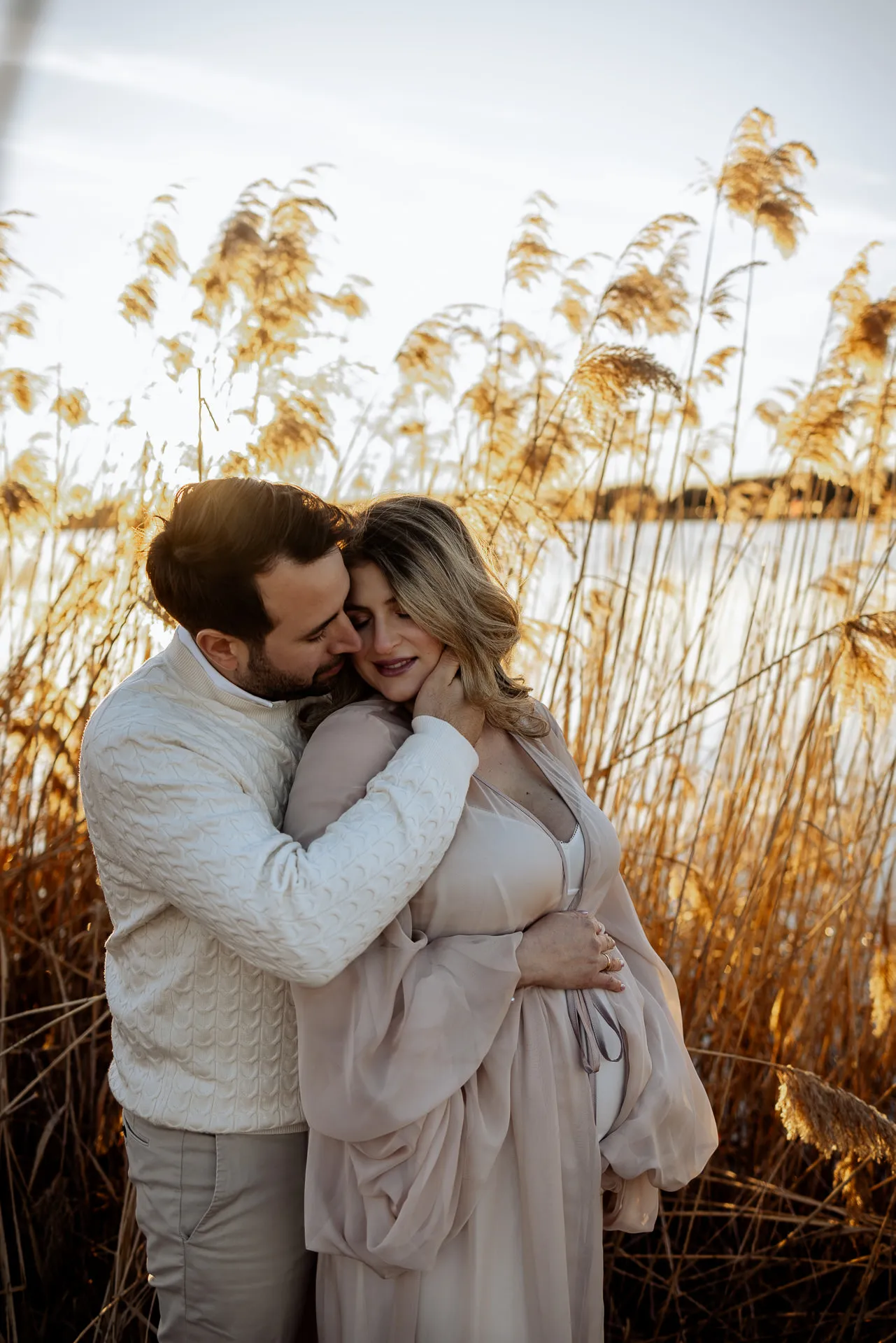 Romantisches Babybauchfoto mit Sonnenuntergang München Lena Dugnus
