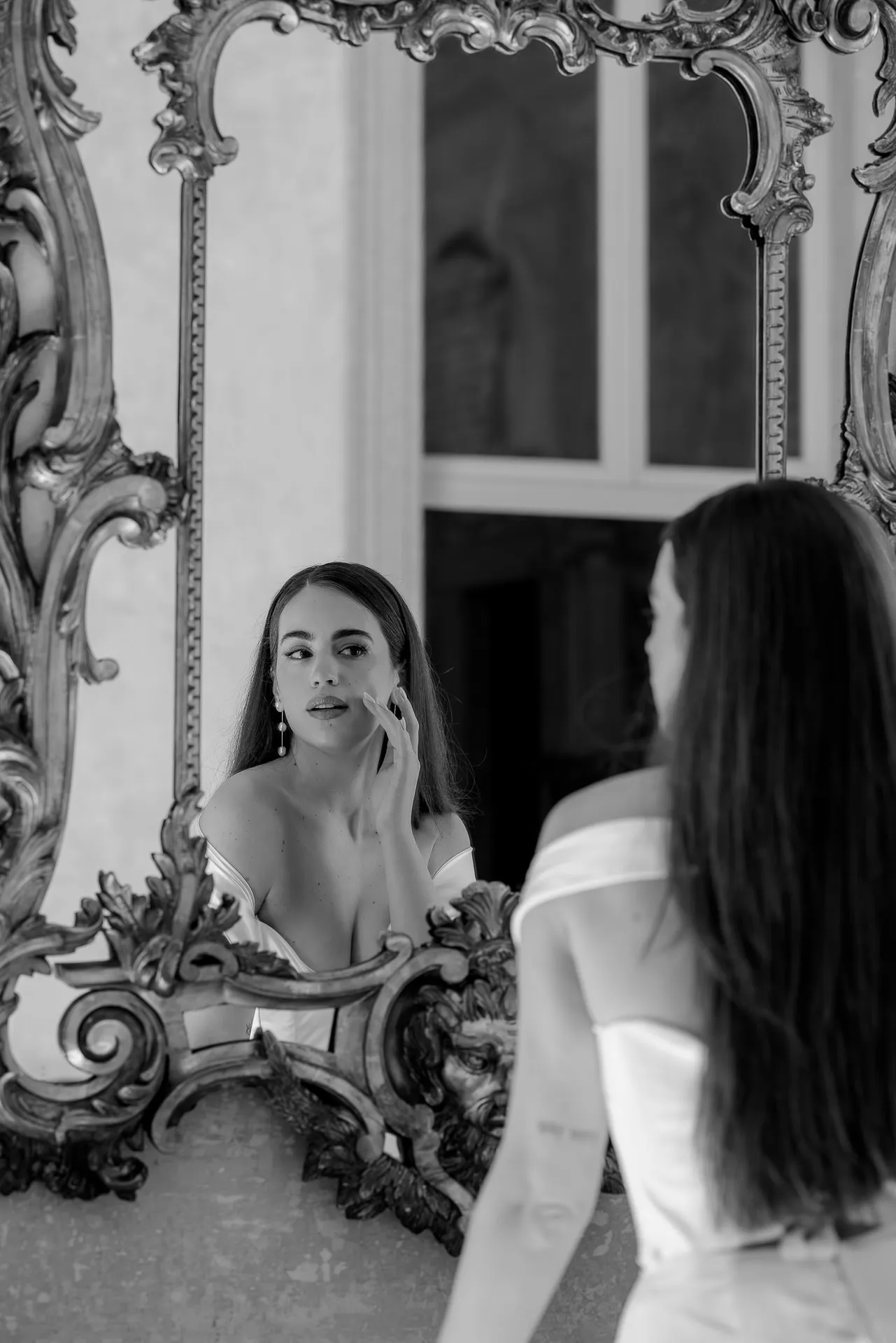 Bride before antique mirror in Villa Balbiano elegant black and white portrait
