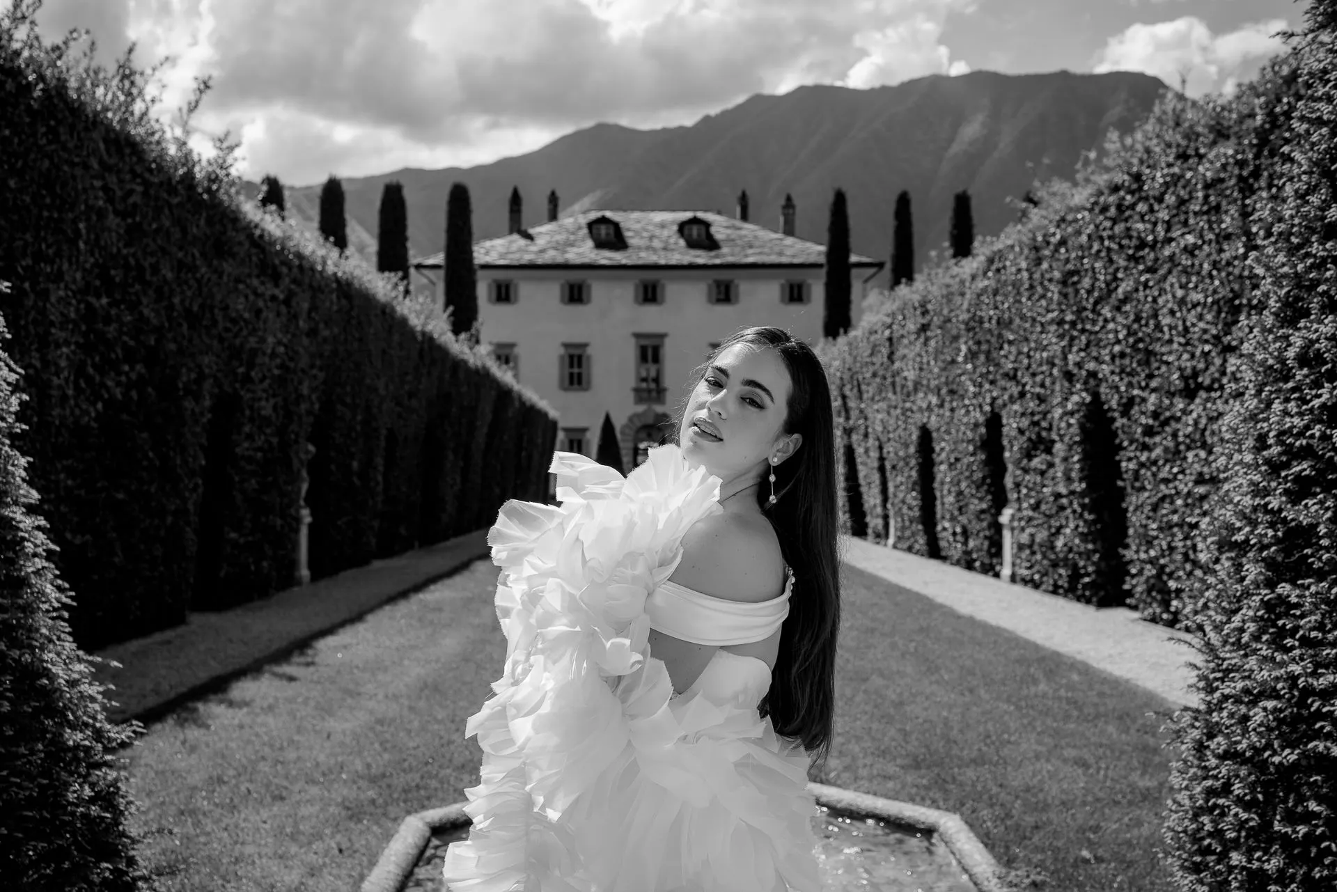 Glamorous bridal portrait in black and white before Villa Balbiano with mountains