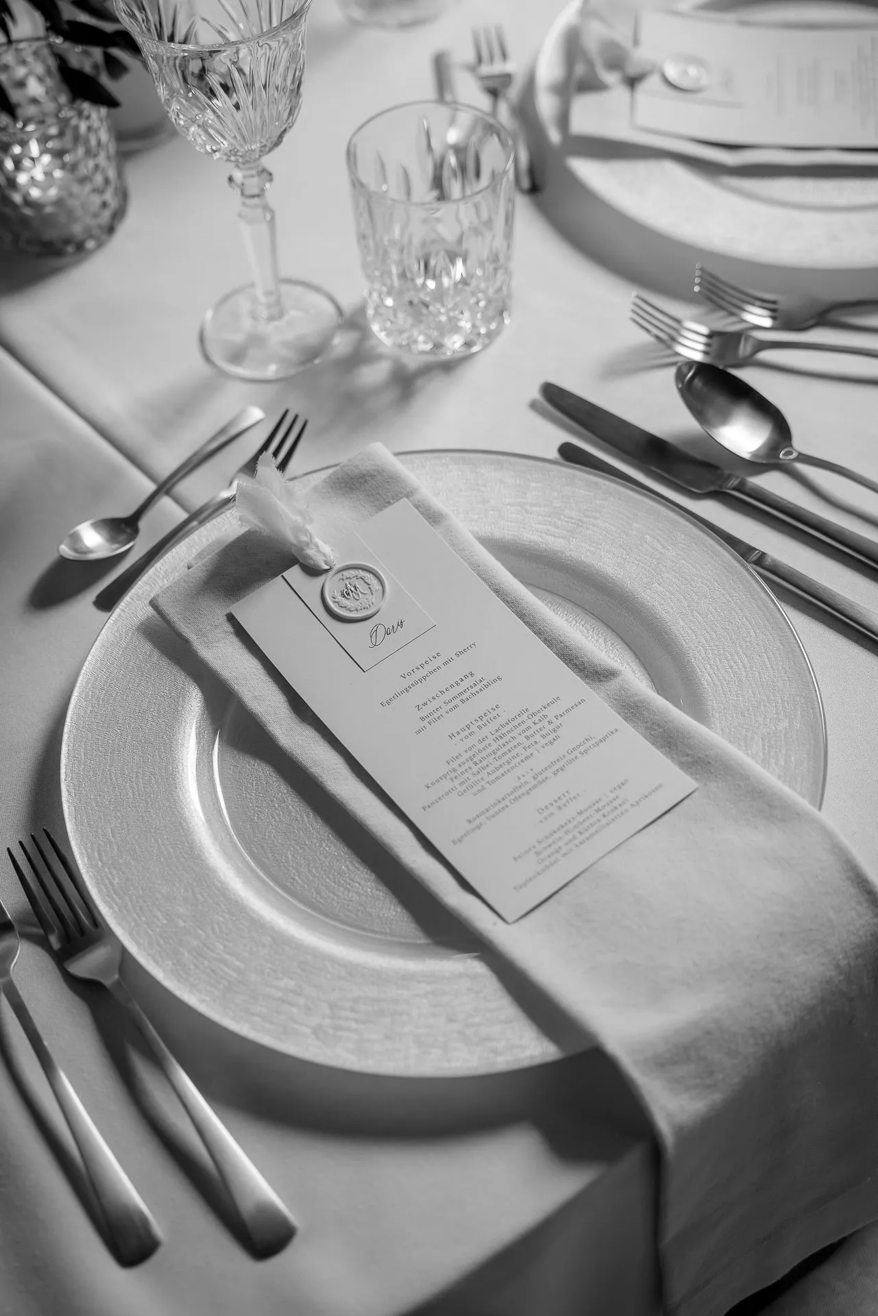 Elegant place setting with menu card in black and white at castle wedding Eyrichshof