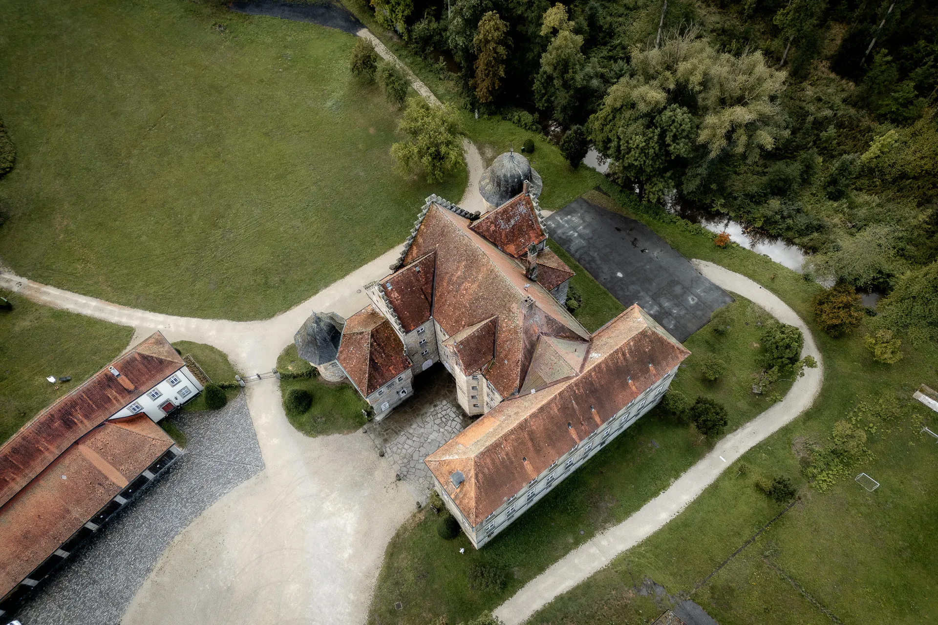 Drone shot of Schloss Eyrichshof wedding venue with castle courtyard from above