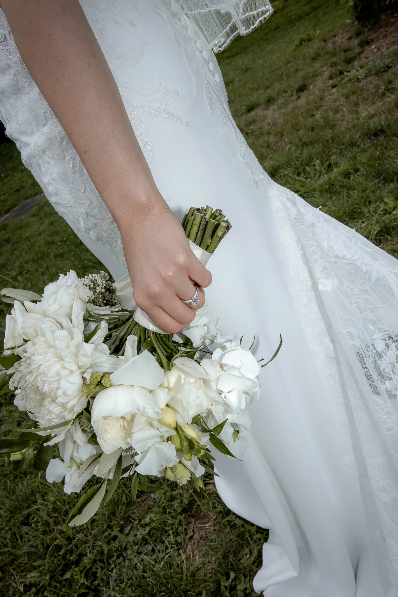 Bride with white bridal bouquet and wedding ring at Schloss Eyrichshof detail shot